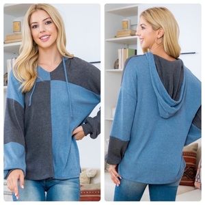B35W💙Color-block-chic comfy v-neck top in soft French blue+dark silver💙